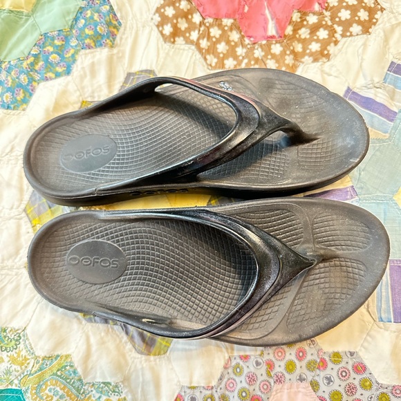 WOMENS SIZE 7 OOFOS - Picture 3 of 4